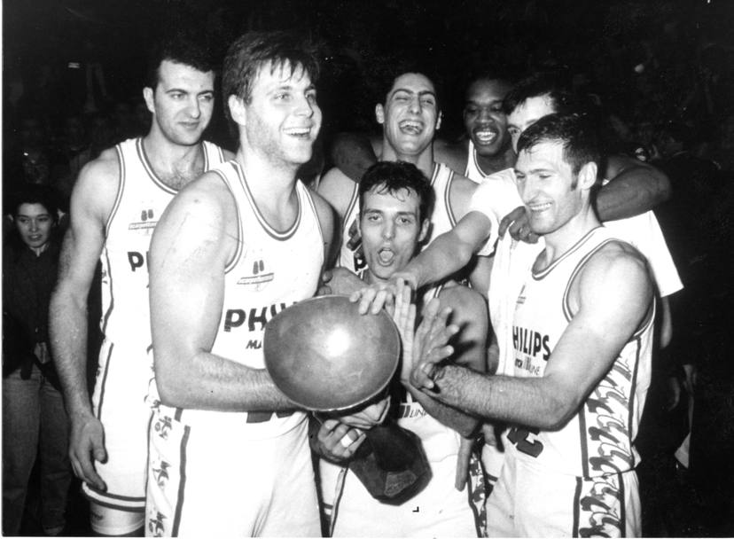 Baldi, Pessina, Alberti, Djordjevic, Davis, Re e Riva festeggianoc con la coppa Korac 1993 conquistata dalla Philips nella doppia finale contro la Virtus Roma (Omega)